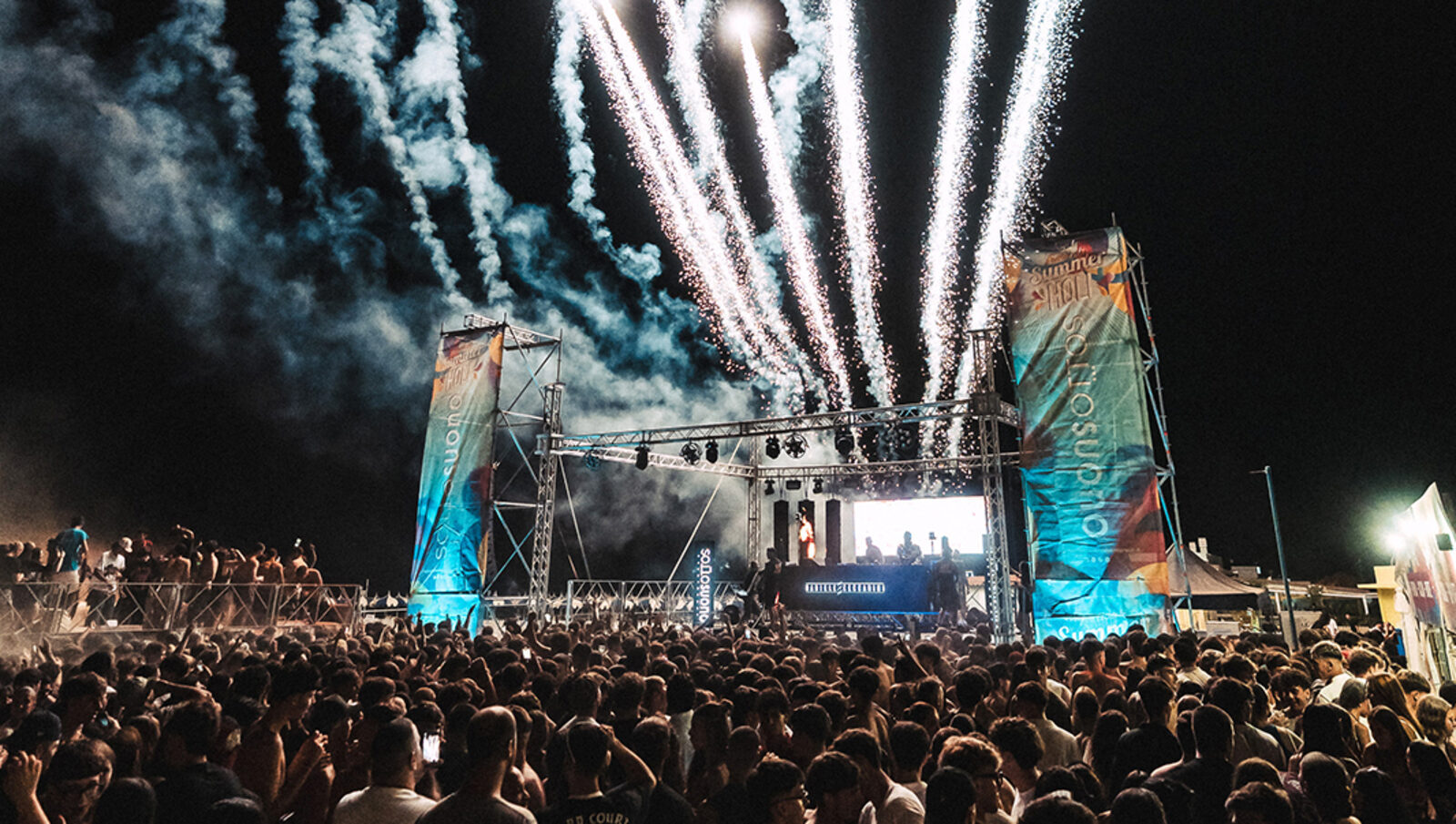 Festival Summer HOLI — palco notturno con fuochi d'artificio