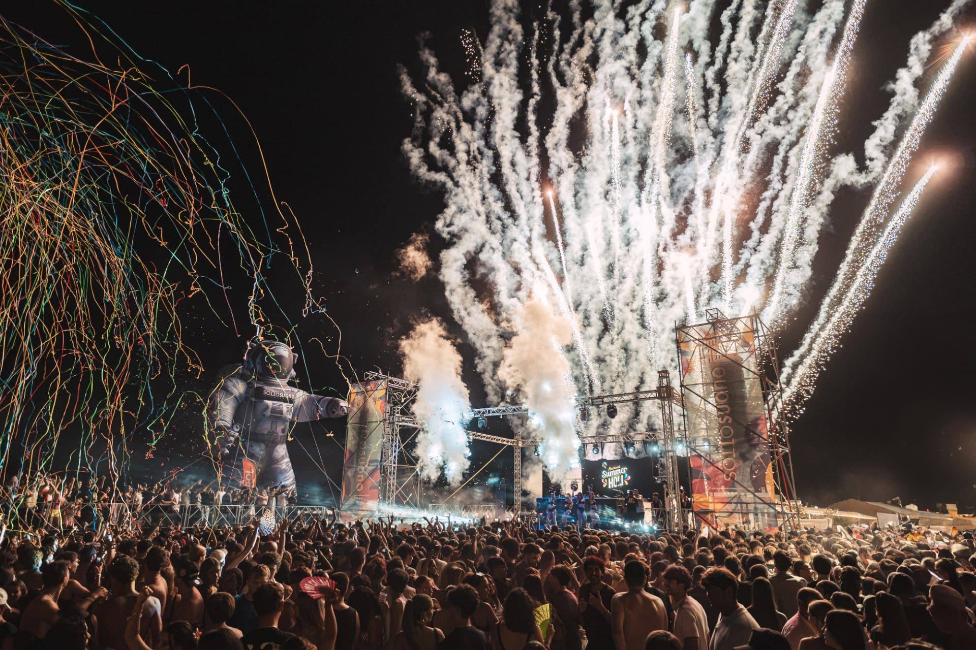 Festival Summer HOLI, palco notturno con effetti speciali